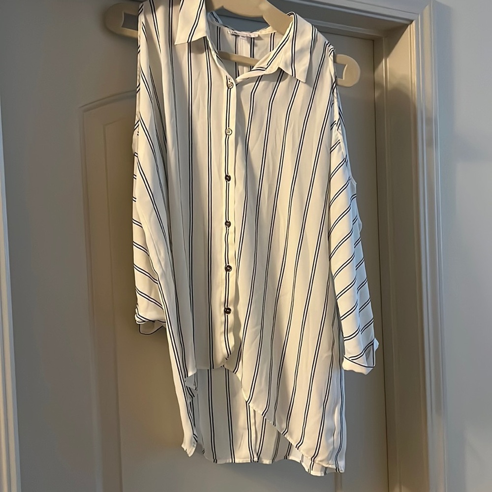 Great condition- Womens 3/4 sleeve open shoulder top
